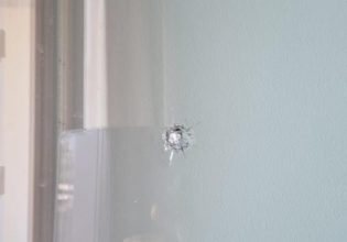 Πυροβολισμοί στο Ρέθυμνο: Παραλίγο τραγωδία – Αδέσποτη σφαίρα καρφώθηκε σε παράθυρο παιδικού δωματίου