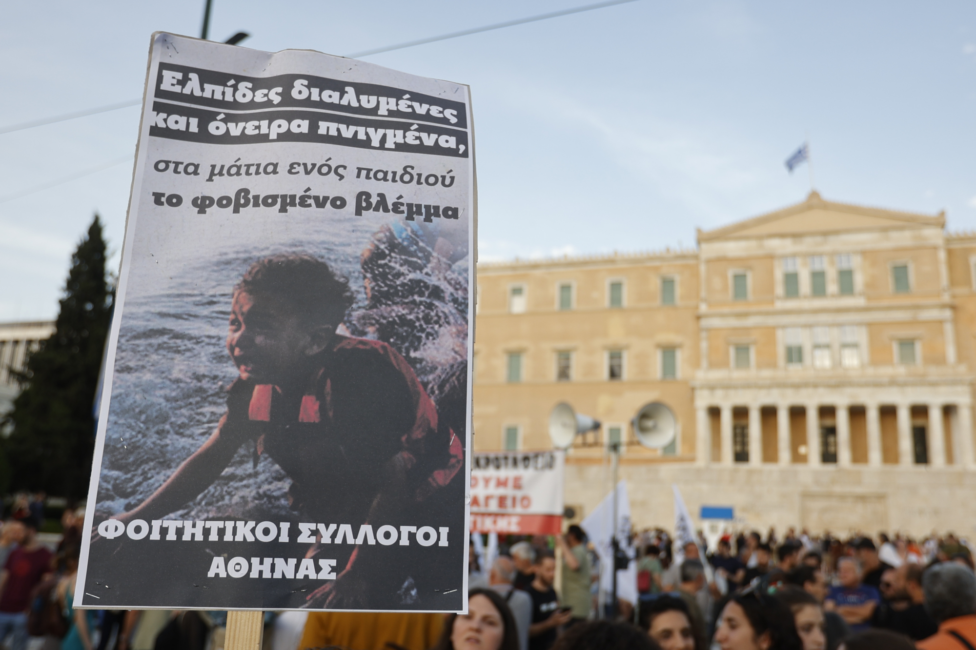 Το ναυάγιο «βυθίζει» την εκλογική μάχη - Η ευρωπαϊκή αποτυχία στο μεταναστευτικό και οι ελληνικές ευθύνες