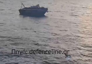 Ναυάγιο στην Πύλο: Βίντεο – ντοκουμέντο με εμπορικό πλοίο να προμηθεύει με τρόφιμα και νερό το αλιευτικό