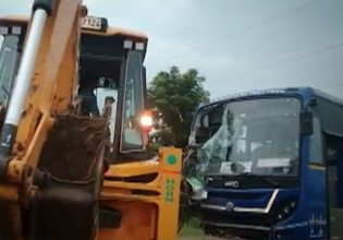 Σοκαριστικό τροχαίο στην Ινδία – 12 νεκροί σε μετωπική λεωφορείων