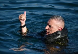 Κωνσταντίνος Φλώρος: Ο αρχηγός ΓΕΕΘΑ έκανε θαλάσσιο άλμα από ελικόπτερο