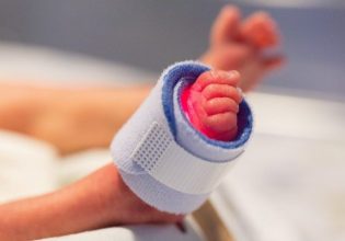 Συγκινητικές στιγμές: Γυναίκα με οξεία λευχαιμία γέννησε ένα υγιέστατο μωράκι
