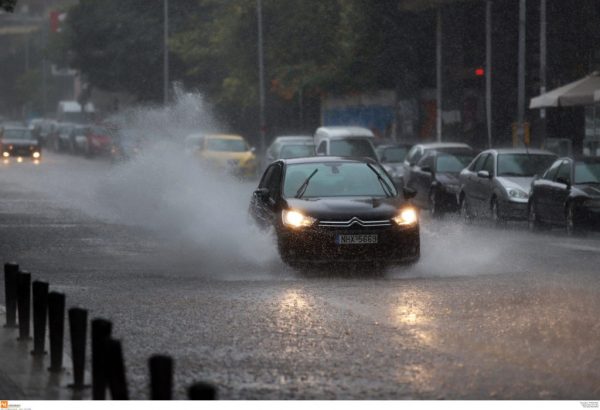 Καταρρακτώδης βροχή στην Αττική – Χάος στους δρόμους