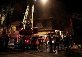 Αλιμος: Μεγάλη πυρκαγιά σε κατάστημα στη Λ. Ποσειδώνος – Στον δρόμο οι ένοικοι πολυκατοικίας