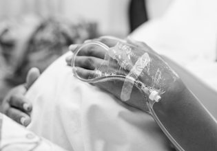 Σε εσωτερική αιμορραγία αποδίδεται ο θάνατος της 19χρονης εγκύου που περίμενε για ώρες ασθενοφόρο