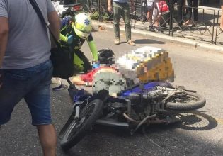 Φρικτό τροχαίο στη Θεσσαλονίκη – Διανομέας χτύπησε σε αυτοκίνητο και παρασύρθηκε από λεωφορείο