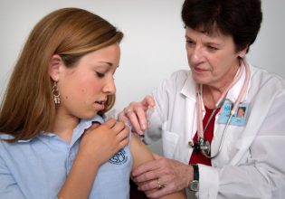 Περίπου 26.500 κορίτσια έχασαν μια δόση εμβολίου HPV