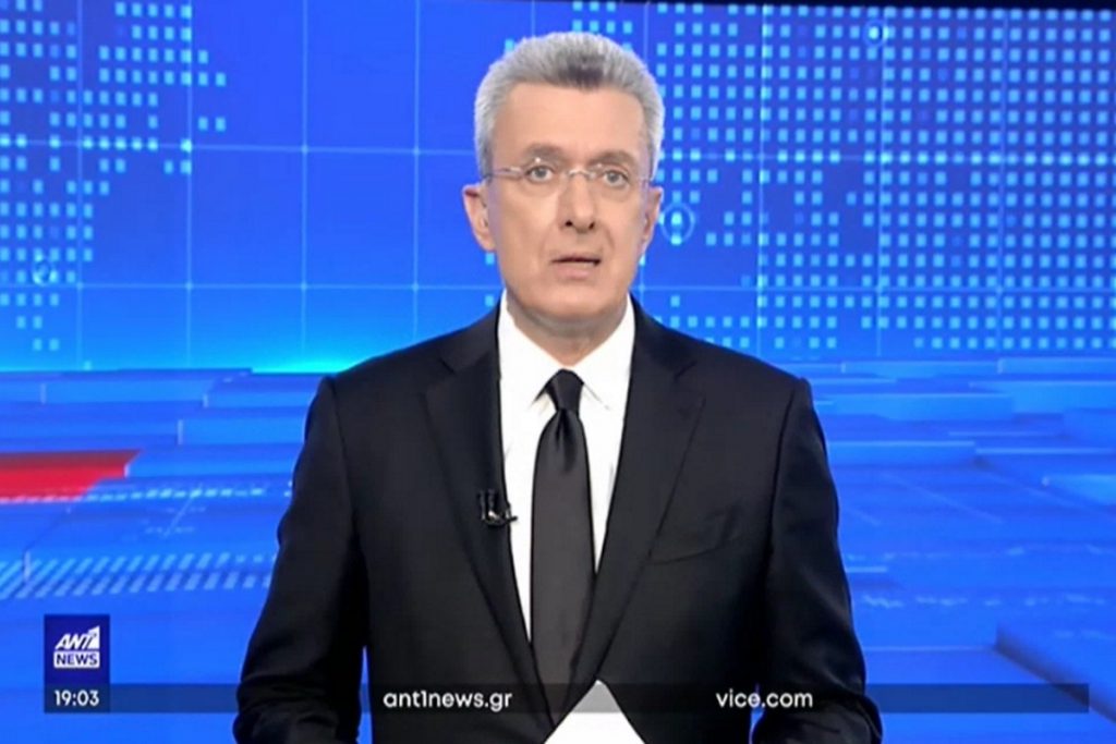 Νίκος Χατζηνικολάου: Με μαύρο κοστούμι και μαύρη γραβάτα στο δελτίο ειδήσεων