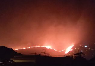 Ιταλία: Πενήντα φωτιές καίνε στη Σικελία – Δεκάδες κάτοικοι εγκατέλειψαν τα σπίτια τους