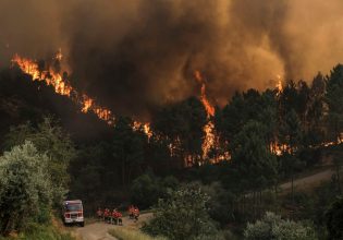 Πορτογαλία: Εκατοντάδες πυροσβέστες προσπαθούν να σβήσουν πυρκαγιά στην Κασκάις