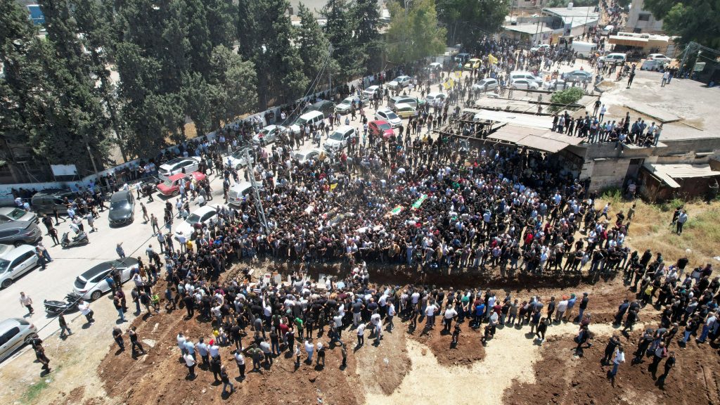 Επίθεση του Ισραήλ στην Τζενίν: Συγκλονιστικές εικόνες από τις κηδείες των νεκρών Παλαιστίνιων