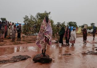 Σουδάν: Αιματηρές συγκρούσεις στο Χαρτούμ – Διώχνουν κατοίκους από τις γειτονιές τους που μετατρέπονται σε εμπόλεμη ζώνη