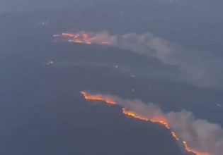 Φωτιά στη Ρόδο: Βίντεο από αεροπλάνο τρομάζει – Δείχνει την έκταση του πύρινου μετώπου