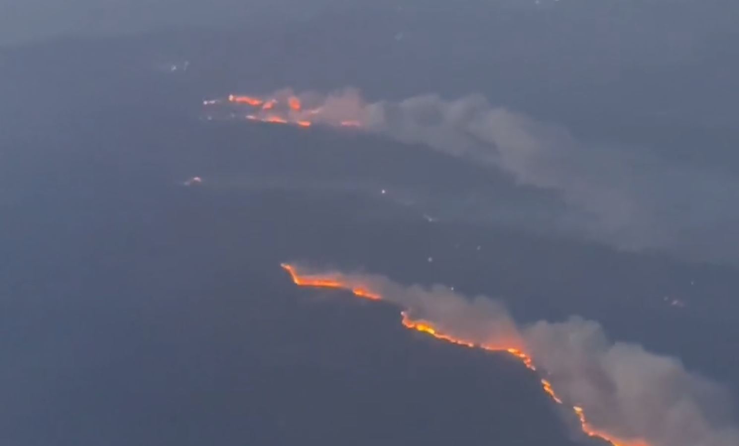 Φωτιά στη Ρόδο: Βίντεο από αεροπλάνο τρομάζει - Δείχνει την έκταση του πύρινου μετώπου