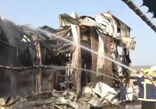 Φωτιά στα Οινόφυτα: Οι κάτοικοι πρέπει να μείνουν μέσα στα σπίτια λόγω του τοξικού νέφους