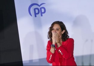 Ισπανία: Με φόρα προς… την ηγεσία του συντηρητικού κόμματος της Ισπανίας η Ισαμπέλ Ντίαθ Αγιούσο