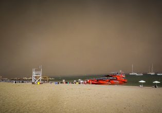 Φωτιά στη Ρόδο: Τουλάχιστον 500 άτομα στην παραλία στο Γεννάδι – Μεγάλη επιχείρηση απεγκλωβισμού