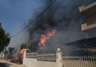 Φωτιά στον Κουβαρά: Καίγονται σπίτια στην Ανάβυσσο