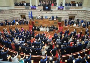 Πώς μοιράστηκαν τα έδρανα της Βουλής στα κόμματα – Οι selfies και το χειροφίλημα στη Γεροβασίλη