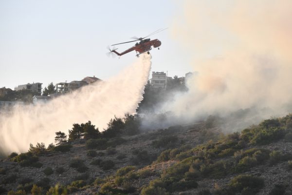 Φωτιά στην Άσσηρο Θεσσαλονίκης – Στη «μάχη» και ελικόπτερο
