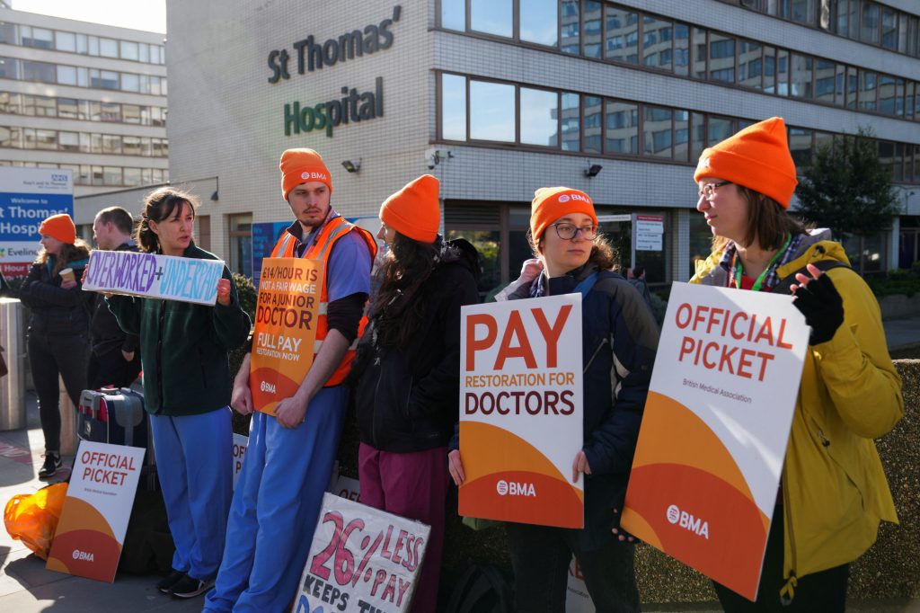 Πρωτοφανούς διάρκειας απεργία ξεκινούν από σήμερα οι εκπαιδευόμενοι γιατροί στην Αγγλία