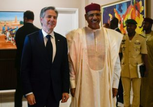 Νίγηρας: Ο Μπλίνκεν διαβεβαιώνει τον έκπτωτο πρόεδρο για την «ακλόνητη υποστήριξη» των ΗΠΑ