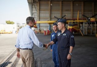 Κυριάκος Μητσοτάκης: Στο στρατιωτικό αεροδρόμιο της Ελευσίνας – Συνομίλησε με πιλότους πυροσβεστικών αεροσκαφών