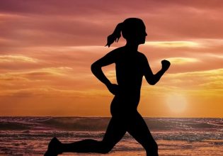 Τρέξιμο στην άμμο: Τι πρέπει να προσέξετε πριν βγείτε στην παραλία