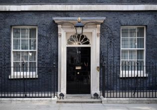 Οι Βρετανοί απηύδησαν να πληρώνουν αποτυχημένους πρωθυπουργούς