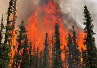 Καναδάς: Πέρα από κάθε κανόνα οι 700 πυρκαγιές που καταστρέφουν και τις δύο πλευρές της χώρας