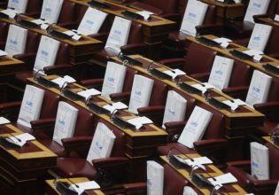 Βουλή: Τι περιείχε η χάρτινη τσάντα που δόθηκε στους βουλευτές
