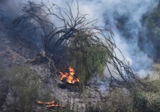 Μεγάλη πυρκαγιά στο Λουτράκι – Ισχυρή δύναμη της Πυροσβεστικής