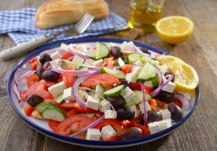 Πιάτο… πολυτελείας η χωριάτικη σαλάτα – Πιο ακριβή στην Ελλάδα απ’ ότι σε Λονδίνο και Νέα Υόρκη