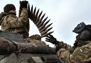 Ουκρανία: Εχει ένα βασικό πρόβλημα – Για να πολεμήσει τους Ρώσους χρειάζεται πυρομαχικά