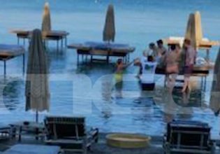 Σερβιτόρος στη Ρόδο: Τελεσίγραφο έως τις 21 Ιουλίου στο beach bar για να αφαιρεθούν οι πλωτές ξαπλώστρες