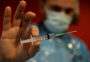 Κοροναϊός: Θα χρειαστεί νέος εμβολιασμός για την παραλλαγή Έρις; – Τι απαντά ο Εξαδάκτυλος