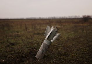 Ουκρανία: Έξι νεκροί, ανάμεσά τους ένα νεογνό από ρωσικό βομβαρδισμό – Προειδοποιητικά πυρά πολεμικού εναντίον φορτηγού πλοίου