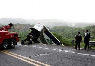 Μεξικό: Μετανάστες οι επιβάτες του λεωφορείου που έπεσε σε χαράδρα – Ανήλικοι ανάμεσα στα θύματα
