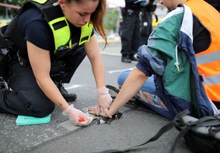 Γερμανία: Ακτιβιστές κόλλησαν τα χέρια τους στον διάδρομο του αεροδρομίου – Τιμωρήθηκαν με πρόστιμο