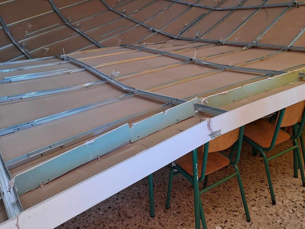 Έπεσε η οροφή του δημοτικού σχολείου στον Βαρνάβα – «Εγκληματική ενέργεια»