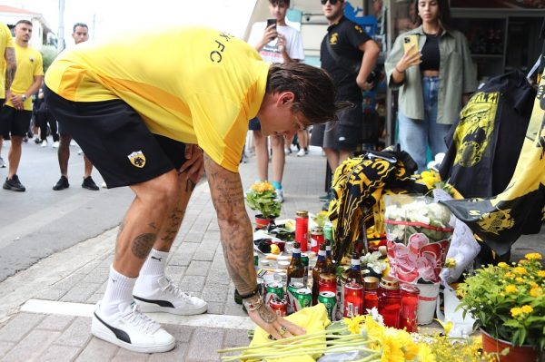 Οι παίκτες της ΑΕΚ άφησαν λουλούδια στο σημείο που δολοφονήθηκε ο 29χρονος (vid)