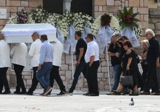 Οδυσσέας Σταμούλης: Υποβασταζόμενος στην κηδεία του 11χρονου γιου του
