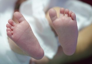 Παράνομες υιοθεσίες στα Χανιά: Εννιά μωρά έχουν γεννηθεί από παρένθετες μητέρες