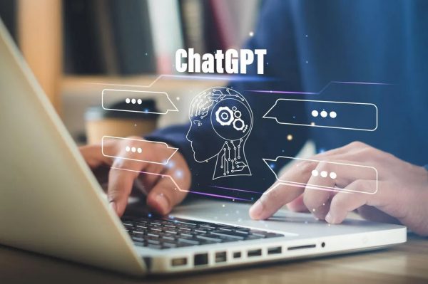 Από βοηθός... σπιούνος: Το ChatGPT εξαπλώνεται στους χώρους εργασίας