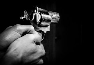 Σοκ στην Καλαμπάκα: Άντρας πυροβόλησε τον αδερφό του και ταμπουρώθηκε σε μαντρί