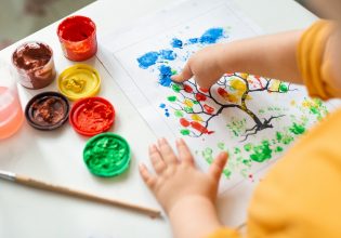 7 λόγοι που χαιρόμαστε που τα παιδιά μας αγαπούν τη ζωγραφική