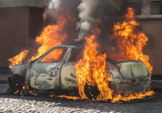 Φωκίδα: Νεκρή γυναίκα μετά από τροχαίο – Τυλίχτηκε στις φλόγες το αυτοκίνητό της