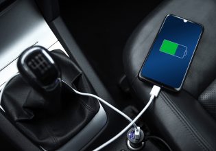 Γιατί είναι επικίνδυνο να φορτίζουμε το κινητό στο αυτοκίνητο;