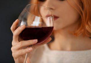 Οι γυναίκες πίνουν περισσότερο αλκοόλ και πεθαίνουν συχνότερα από αυτό – Νέα έρευνα