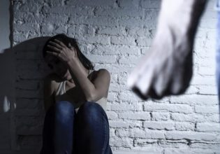 Ενδοοικογενειακή βία: «Τα μάτια του έλεγαν: Θα σε σκοτώσω» – Συγκλονίζει 42χρονη